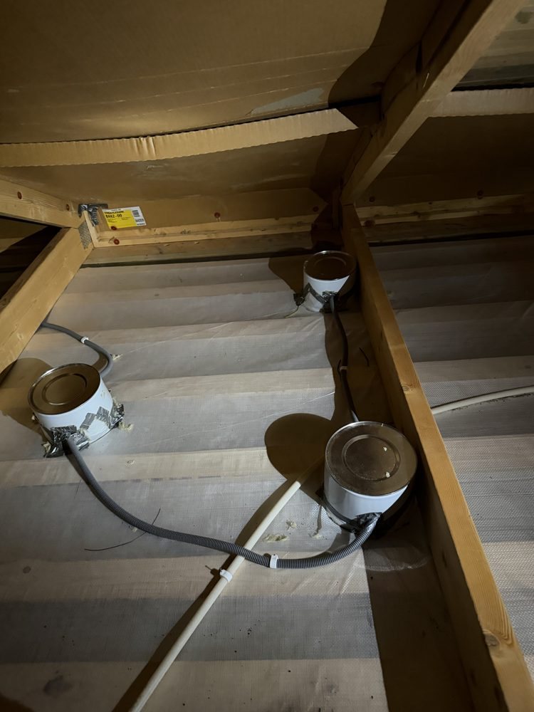 Befintlig diffusionsöppen duk med otäta genomföringar och färgburkar använda som skydd över spotlights