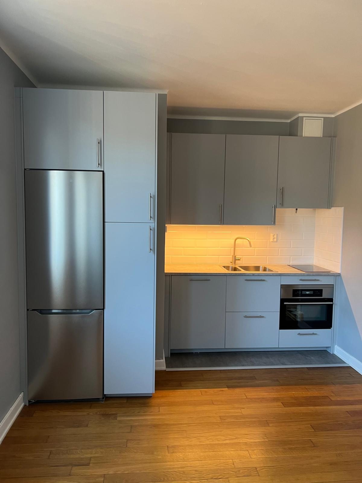 Platsbyggd loftlösning och kompakt kök – projektbild 4