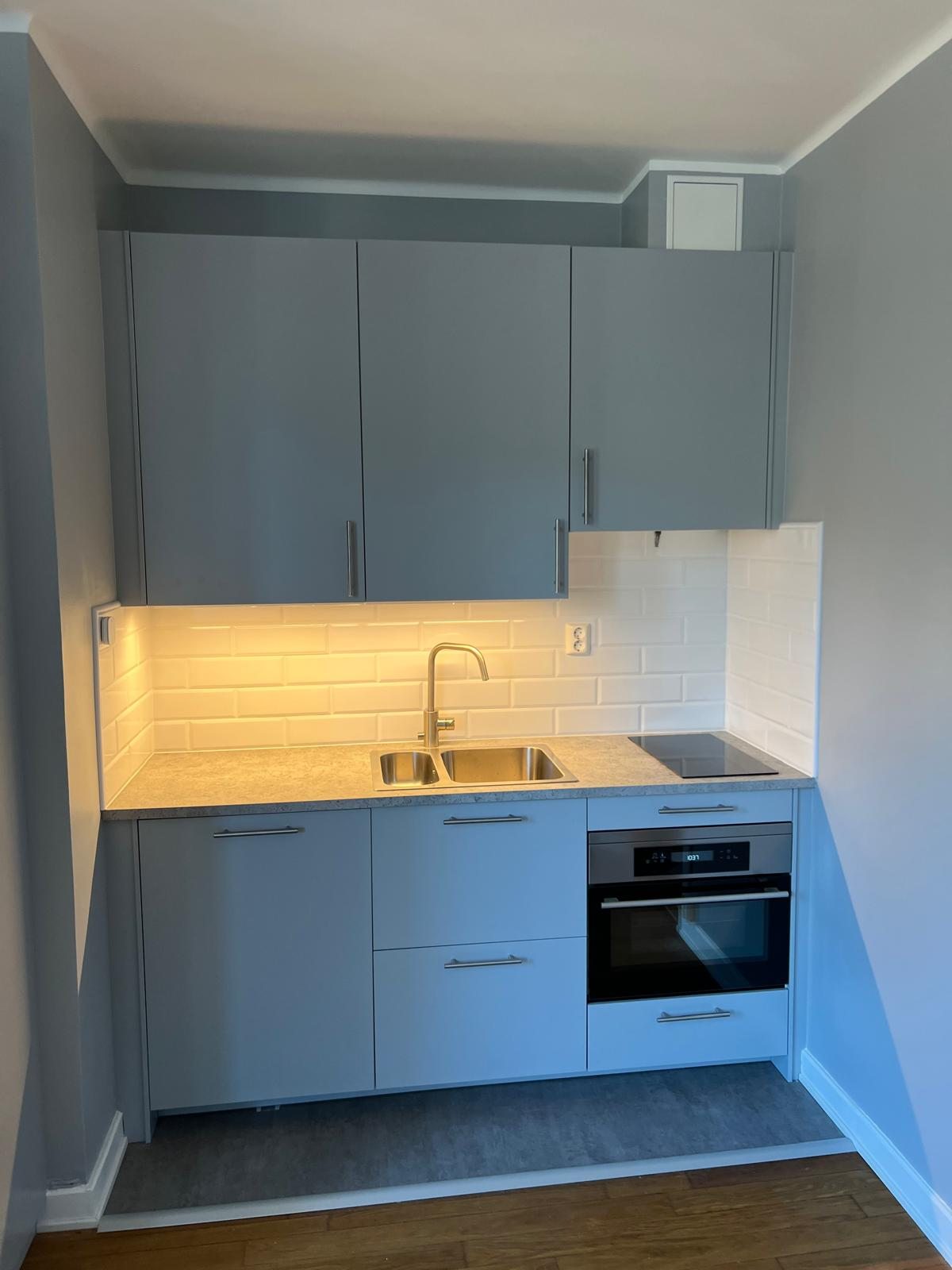 Platsbyggd loftlösning och kompakt kök – projektbild 5