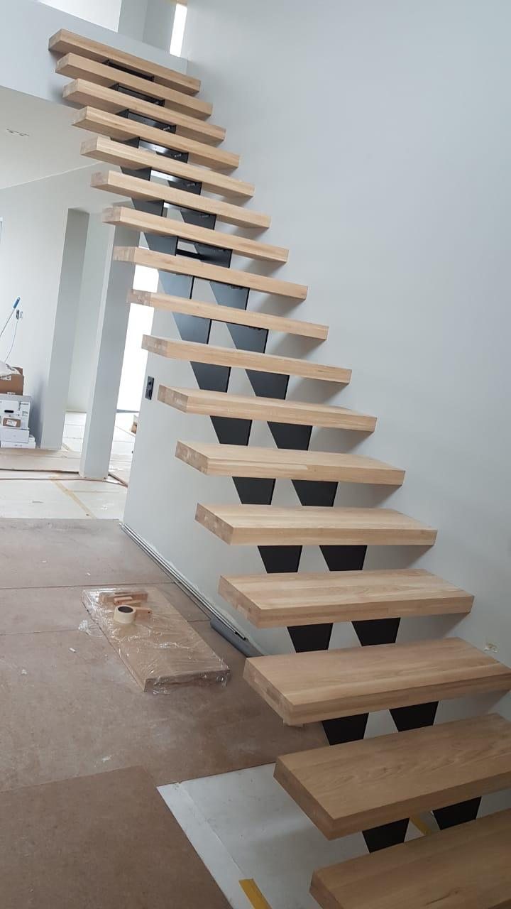 Öppen trappa med trästeg och glasräcke – projektbild 3